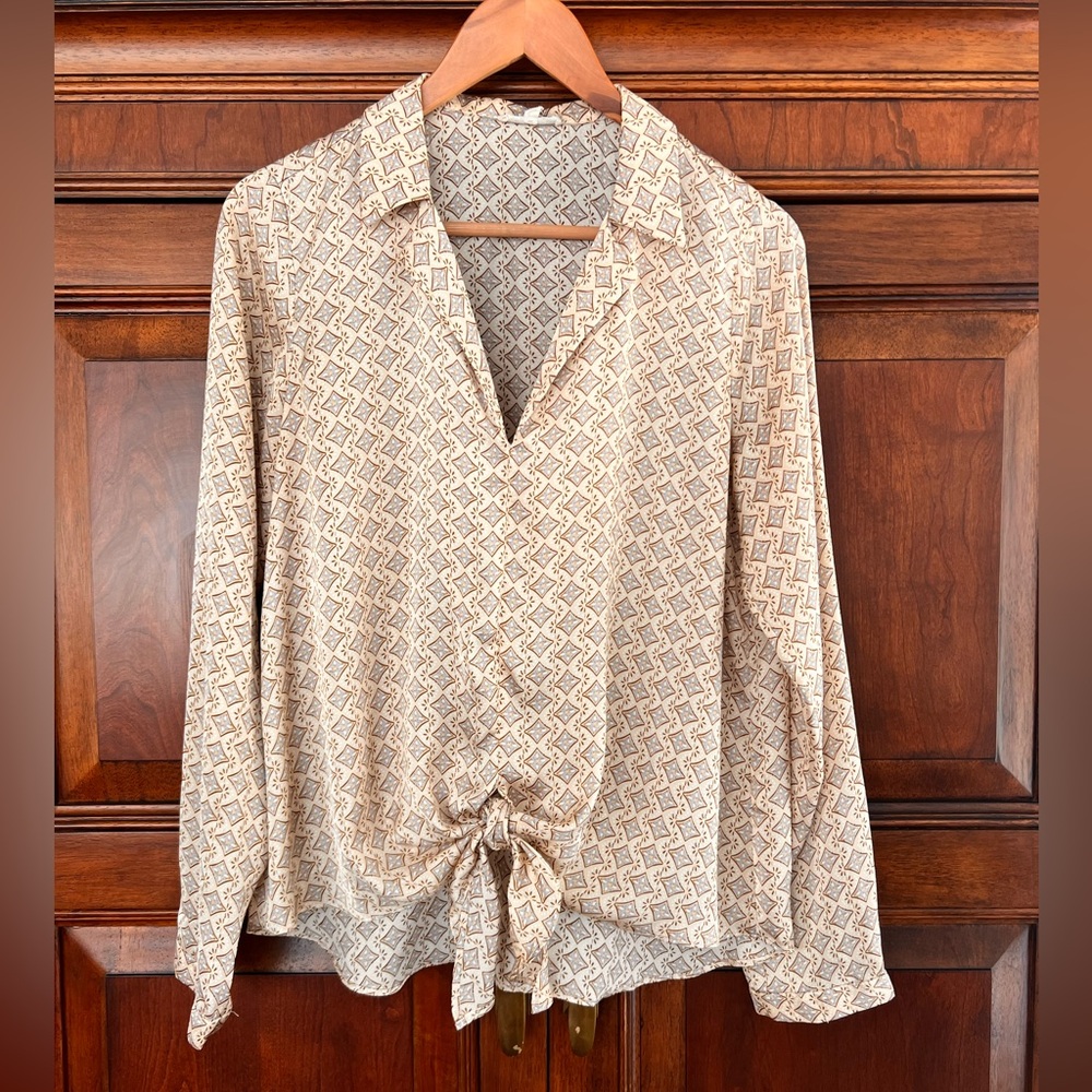 MYSTREE Cream/Grey Front Tie Top - Size LARGE